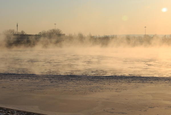 黄河三盛公水利枢纽库区出现“水煮黄河”景观（1月1日摄）。